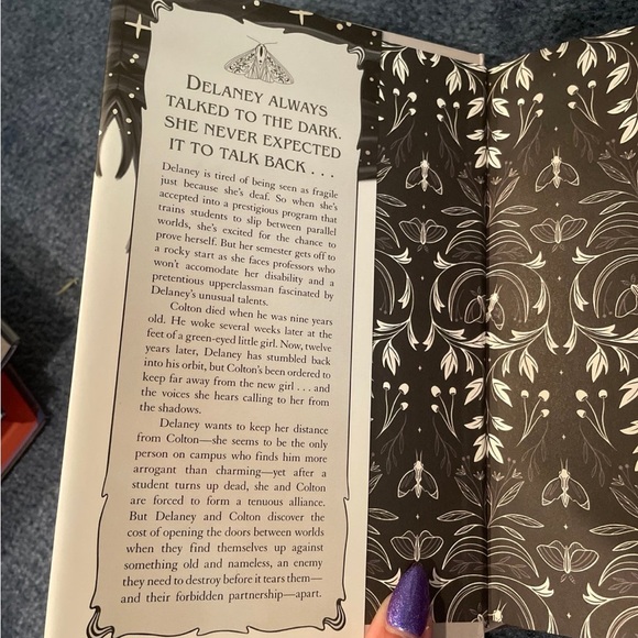 Owlcrate’s edition of The Whispering Dark - Picture 6 of 7